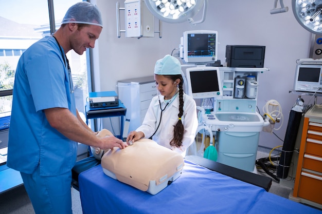 Docteur, aider, girl, examiner, factice, stéthoscope