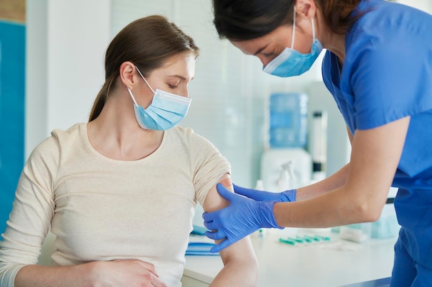 Docteur appliquant un bandage à une patiente à l'hôpital