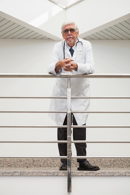 Docteur appuyé sur la balustrade