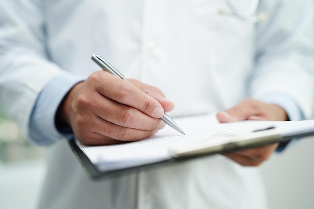 Docteur asiatique document d'étude sur la méthode et la technique de recherche pour le traitement des patients