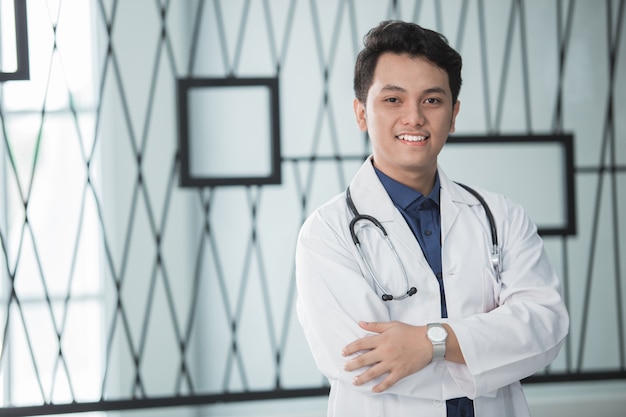 Docteur asiatique et l'uniforme