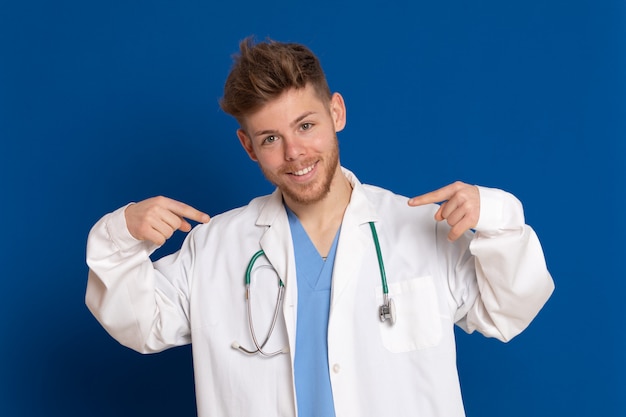 Docteur attrayant avec blouse blanche sur fond bleu