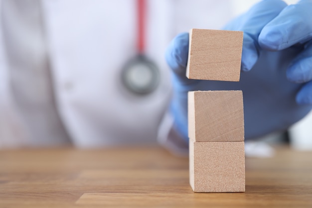 Docteur bâtiment tour de cubes en bois