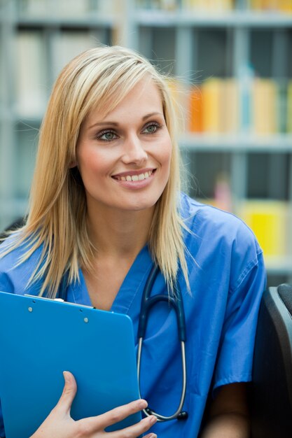 Docteur blond au travail