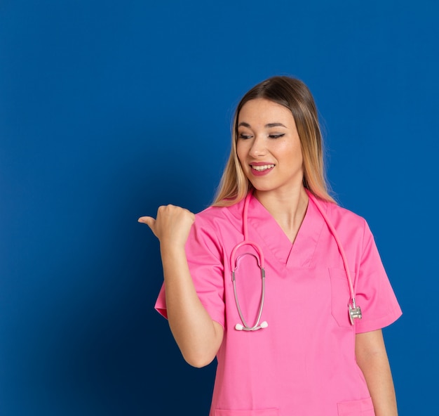 Docteur blonde avec uniforme rose