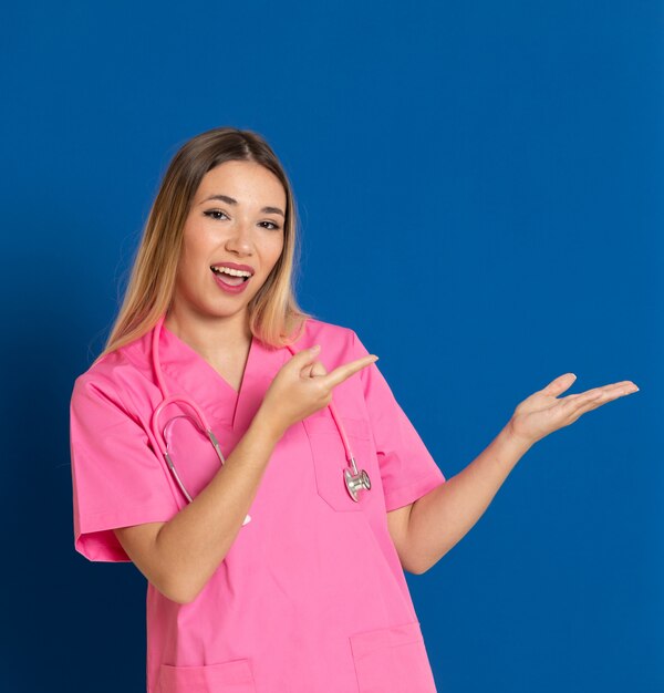 Docteur blonde avec uniforme rose