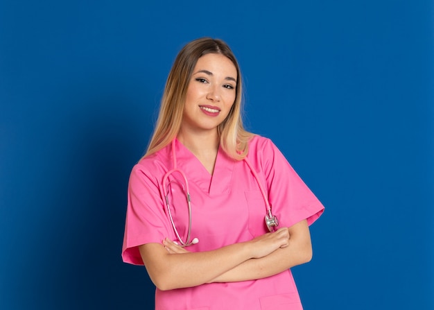 Docteur blonde avec uniforme rose