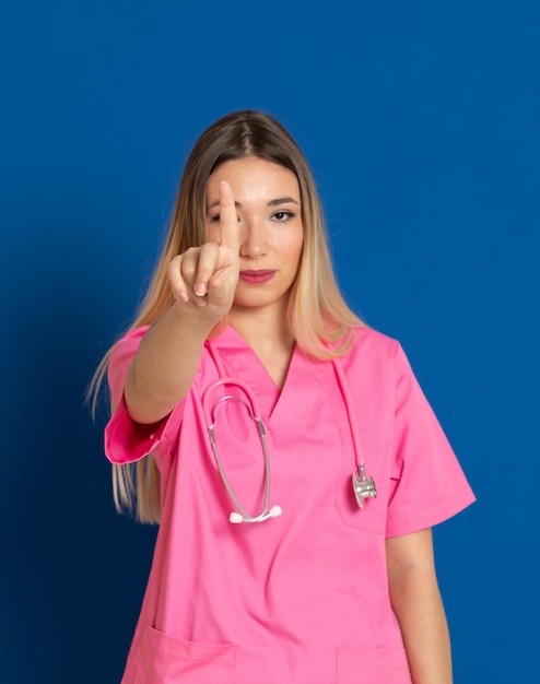 Docteur blonde avec uniforme rose