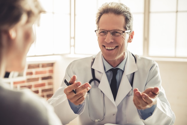 Docteur en blouse blanche parle au patient.