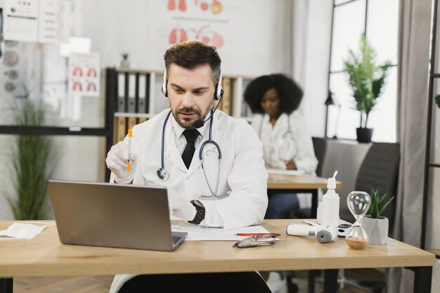 Docteur en casque ayant un appel vidéo sur un ordinateur portable