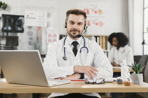 Docteur en casque ayant un appel vidéo sur un ordinateur portable