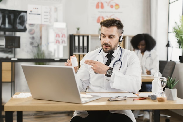 Docteur en casque ayant une consultation en ligne avec le patient