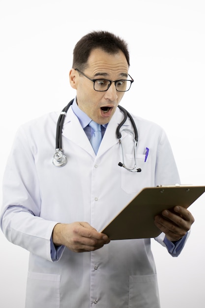 Docteur choqué à la recherche sur le presse-papiers avec diagnostic du patient, concept de traitement