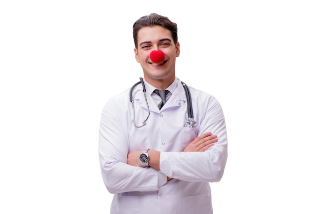 Docteur clown drôle isolé sur le blanc