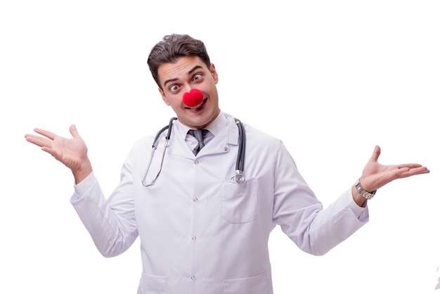 Docteur clown drôle isolé sur le blanc