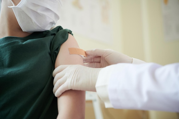 Docteur coller du plâtre sur le bras des filles