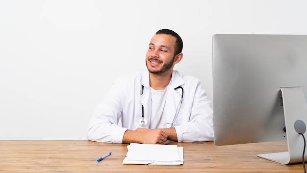 Docteur colombien faisant des doutes geste regardant côté