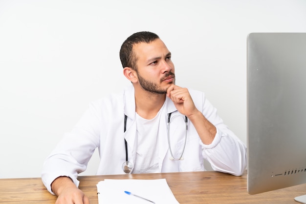 Docteur colombien travaillant dans une table