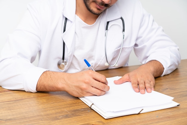 Docteur colombien travaillant dans une table