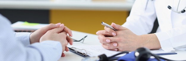 Docteur communiquant avec le patient dans le concept de consultation médicale en gros plan de la clinique