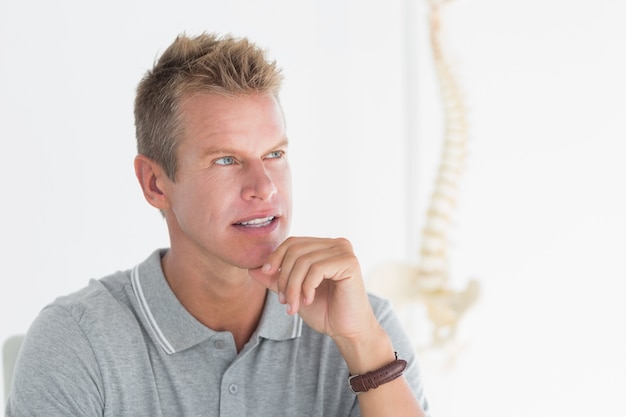 Docteur concentré dans son bureau