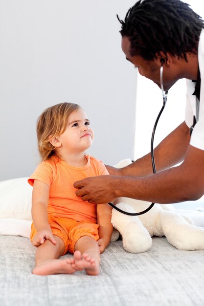 Docteur confiant examinant une petite fille à l&#39;hôpital