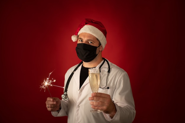 docteur, dans, chapeau père noël, à, masque facial, tenue, brûlant, cierges,