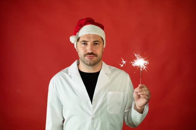 docteur, dans, chapeau père noël, tenue, brûler, sparklers