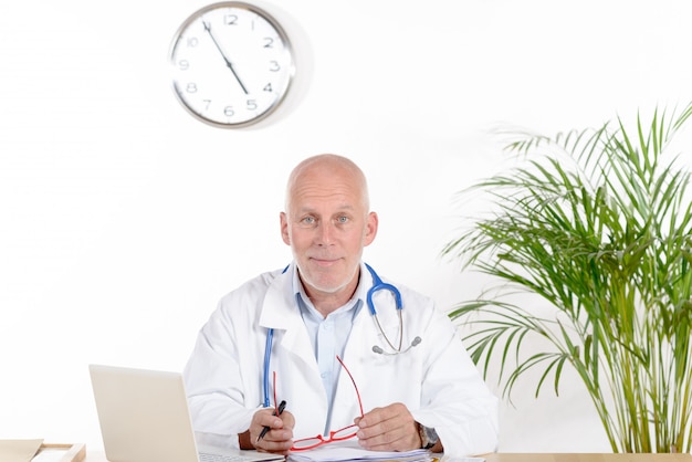 Un docteur dans son bureau