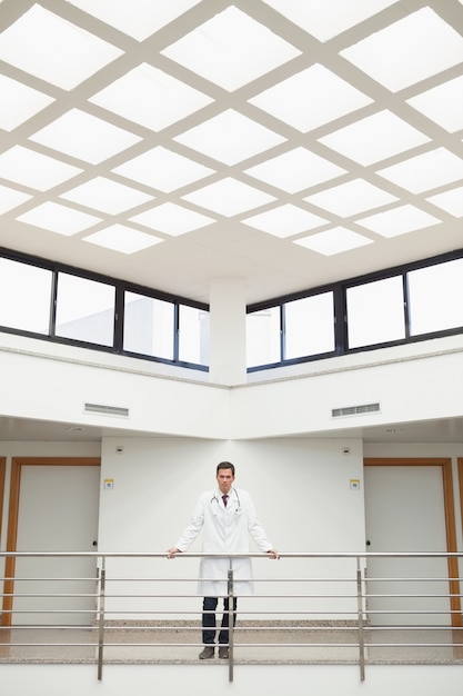 Docteur debout dans la cage d&#39;escalier