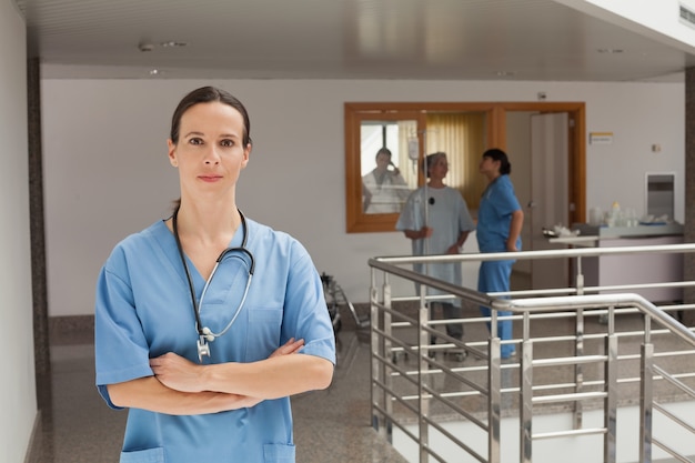 Docteur debout dans le couloir