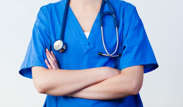 Photo docteur avec debout devant la caméra