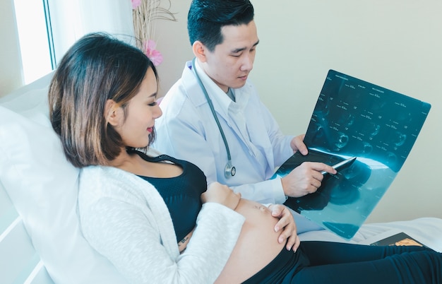 Le docteur diagnostique des femmes enceintes.