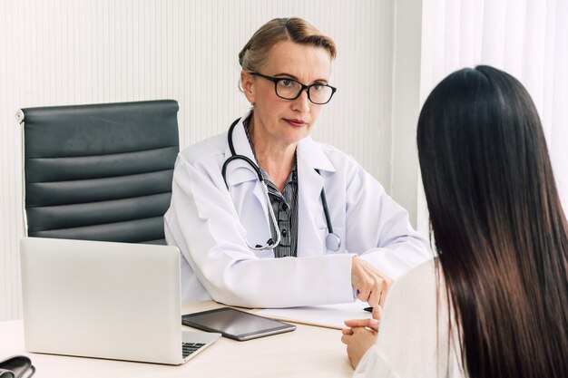 Docteur discutant et consultant une femme patien