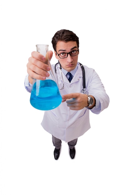 Docteur drôle avec un liquide bleu isolé sur blanc