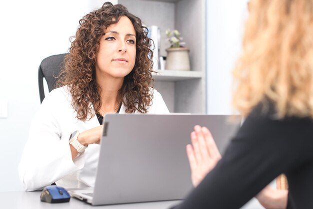 Le docteur écoute un de ses patients dans le bureau