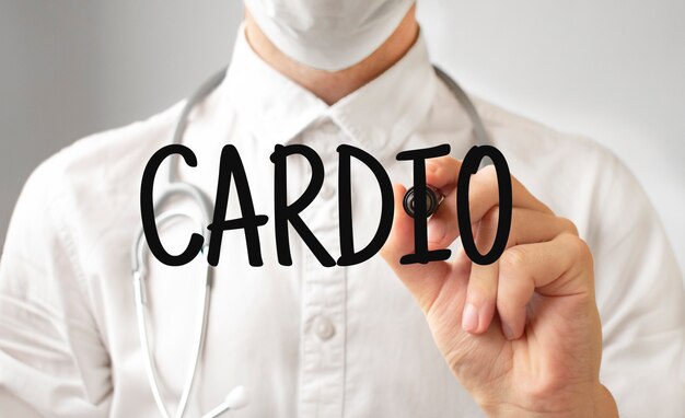 Docteur écrit mot CARDIO avec marqueur, concept médical