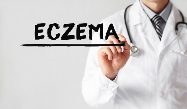 Docteur écrit mot ECZEMA avec marqueur, concept médical