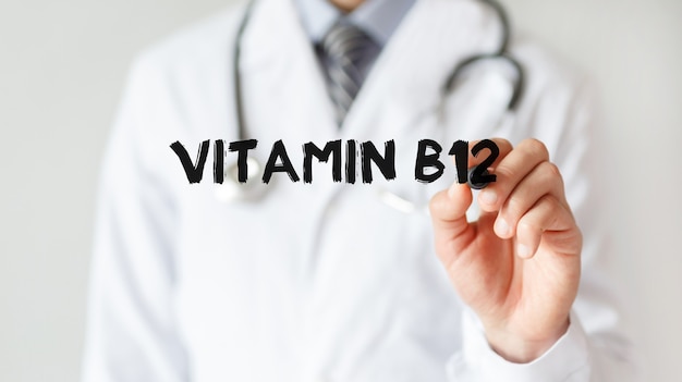 Docteur écrit mot vitamine B12 avec marqueur, concept médical