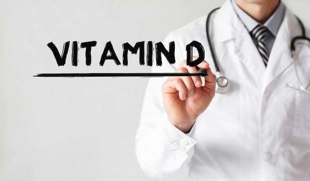 Docteur écrit mot VITAMINE D avec marqueur, concept médical