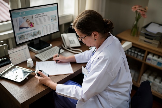 Photo le docteur écrit une ordonnance