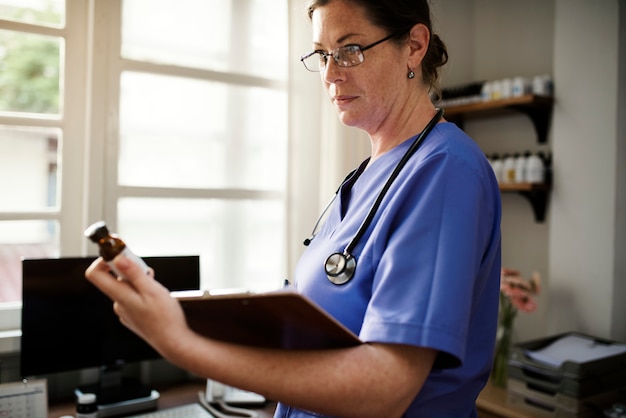 Le docteur écrit une ordonnance