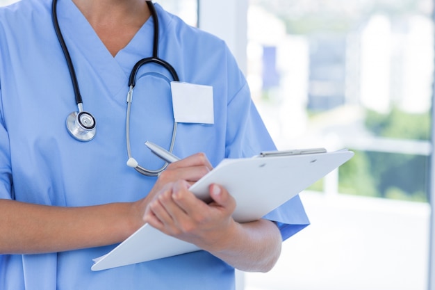 Photo docteur écrit sur le presse-papiers