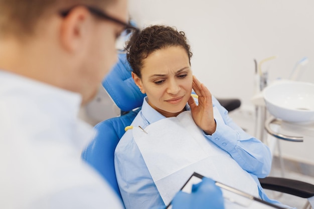 Docteur écrivant le diagnostic du patient