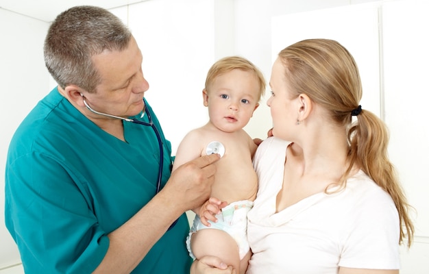 Docteur, enfant, mère