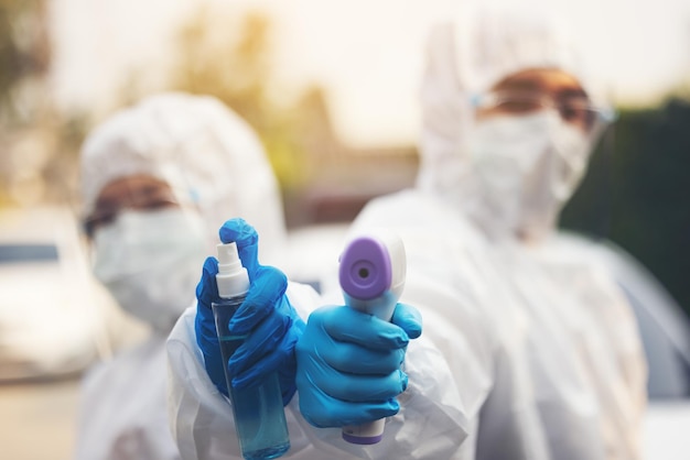 Docteur d'équipe portant un PPE pour combattre le guerrier du coronavirus personne conceptuelle du médicament covid