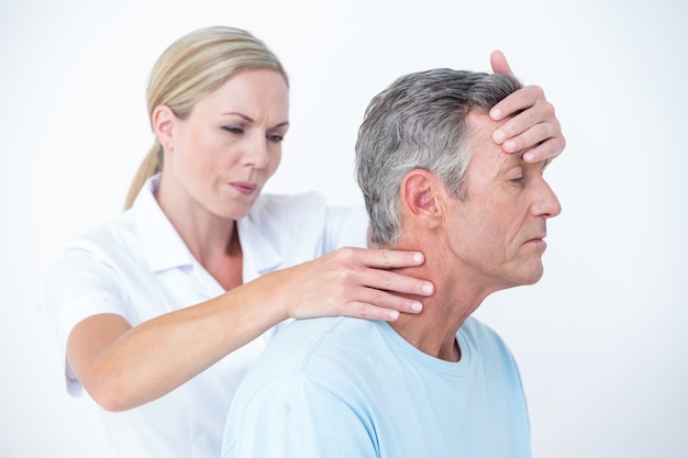 Docteur étirement son cou patient