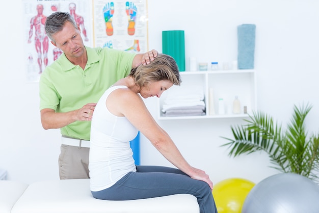 Docteur étirer ses patients en arrière