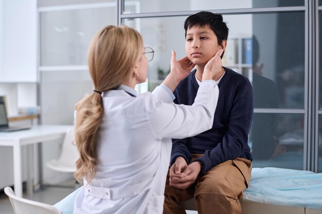 Docteur examinant un garçon