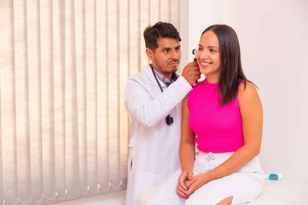 Docteur examinant l'oreille de la jeune femme